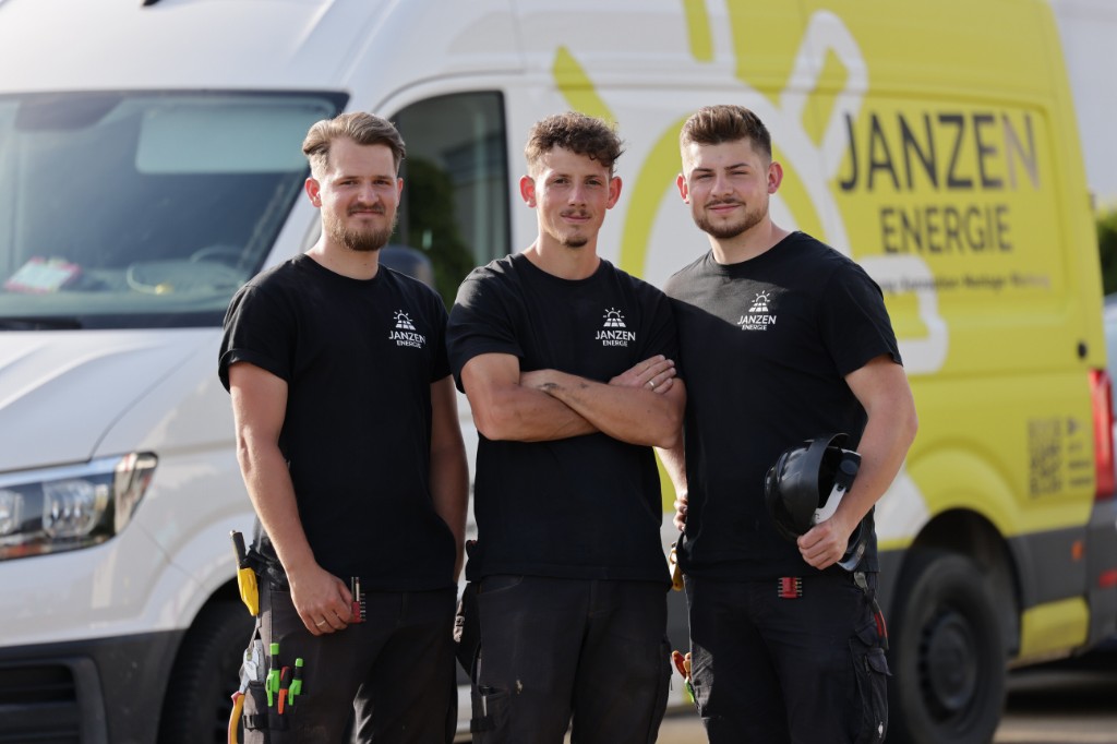 Janzen energie — Montageteam vor Firmenfahrzeug