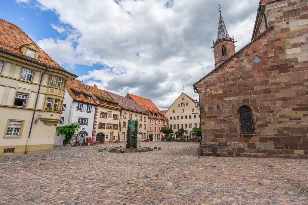 Münsterplatz in Villingen-Schwenningen mit Münster Unserer Lieben Frau